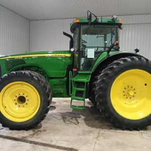 2002 JOHN DEERE Tractors 8420