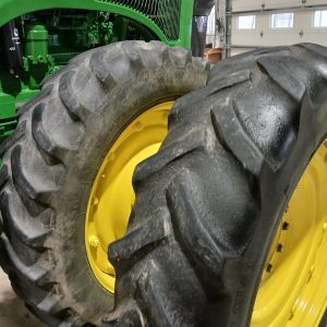 2002 JOHN DEERE Tractors 8420