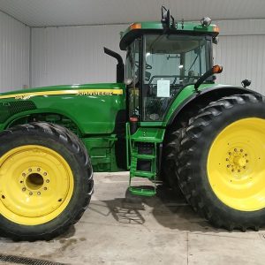2002 JOHN DEERE Tractors 8420